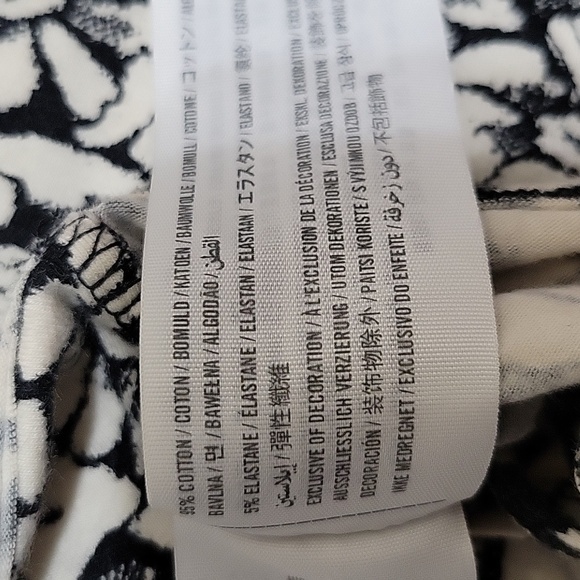 Hollister | Black & White Daisy Crop Top - Picture 5 of 5